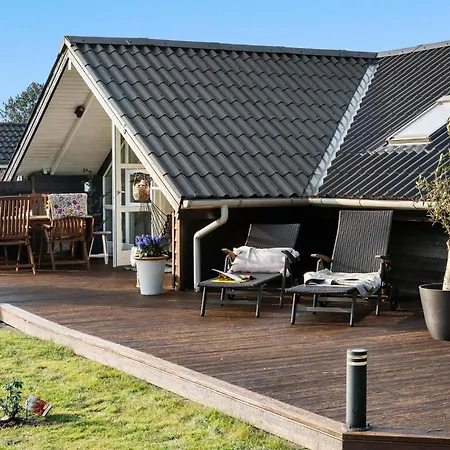 2 Bedroom Beautiful In Casa vacanze