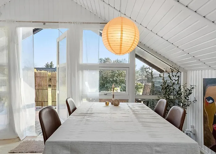 2 Bedroom Beautiful In Casa vacanze *